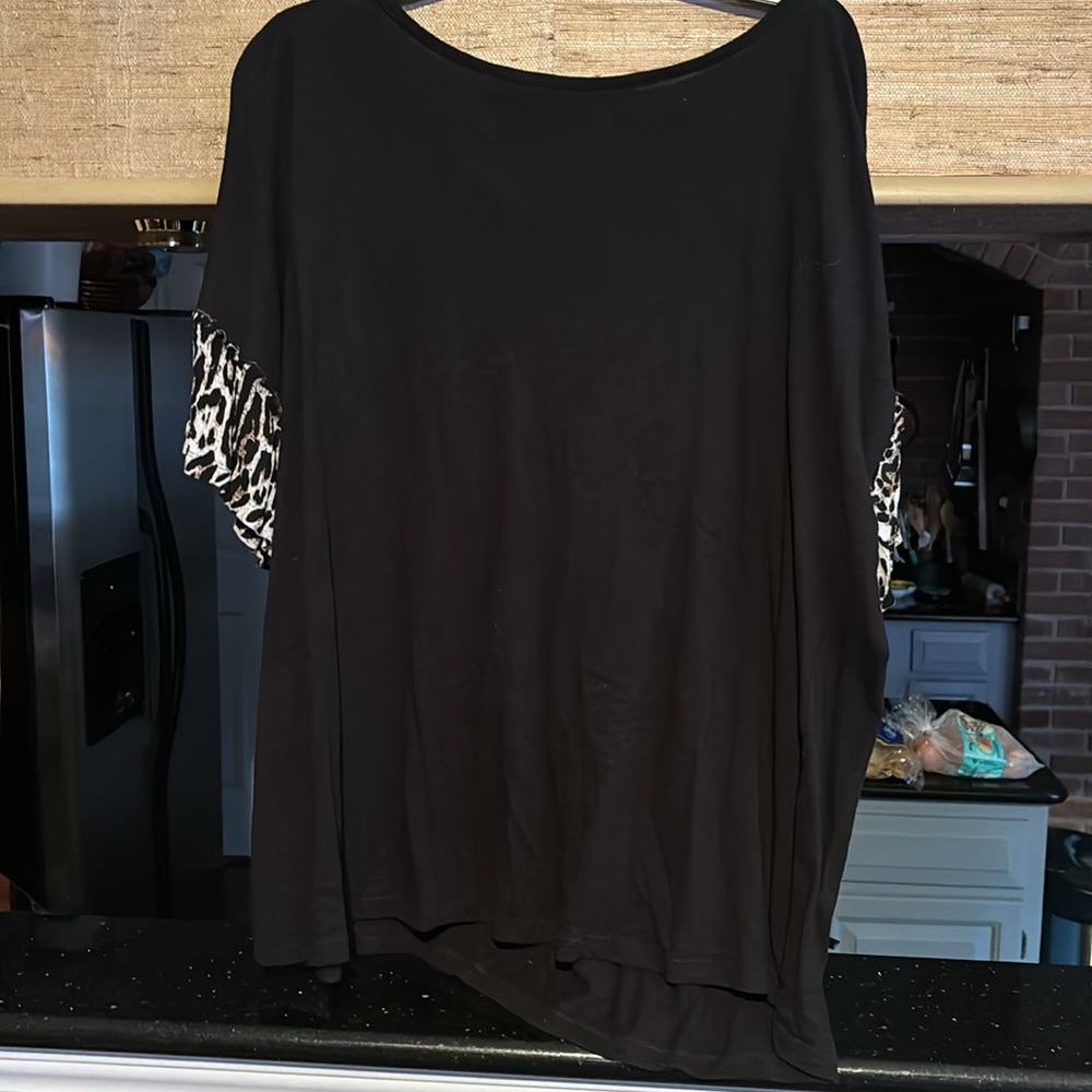 LifeStyle Woman black top with leopard print handkerchief sleeves - Picture 2 of 4